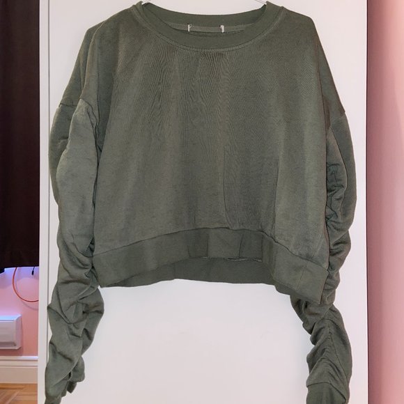 Slight Cropped Sweater || Sage Green - Picture 1 of 5